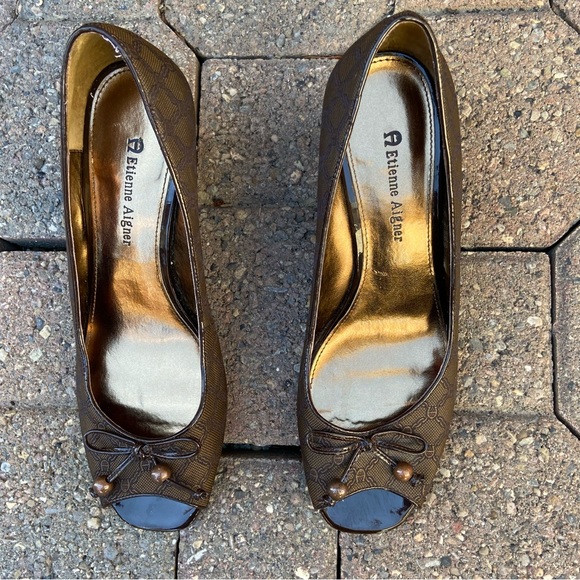 Etienne Aigner print brown women bow front peekaboo wedge heels. Size 7.5. Used - Picture 2 of 8